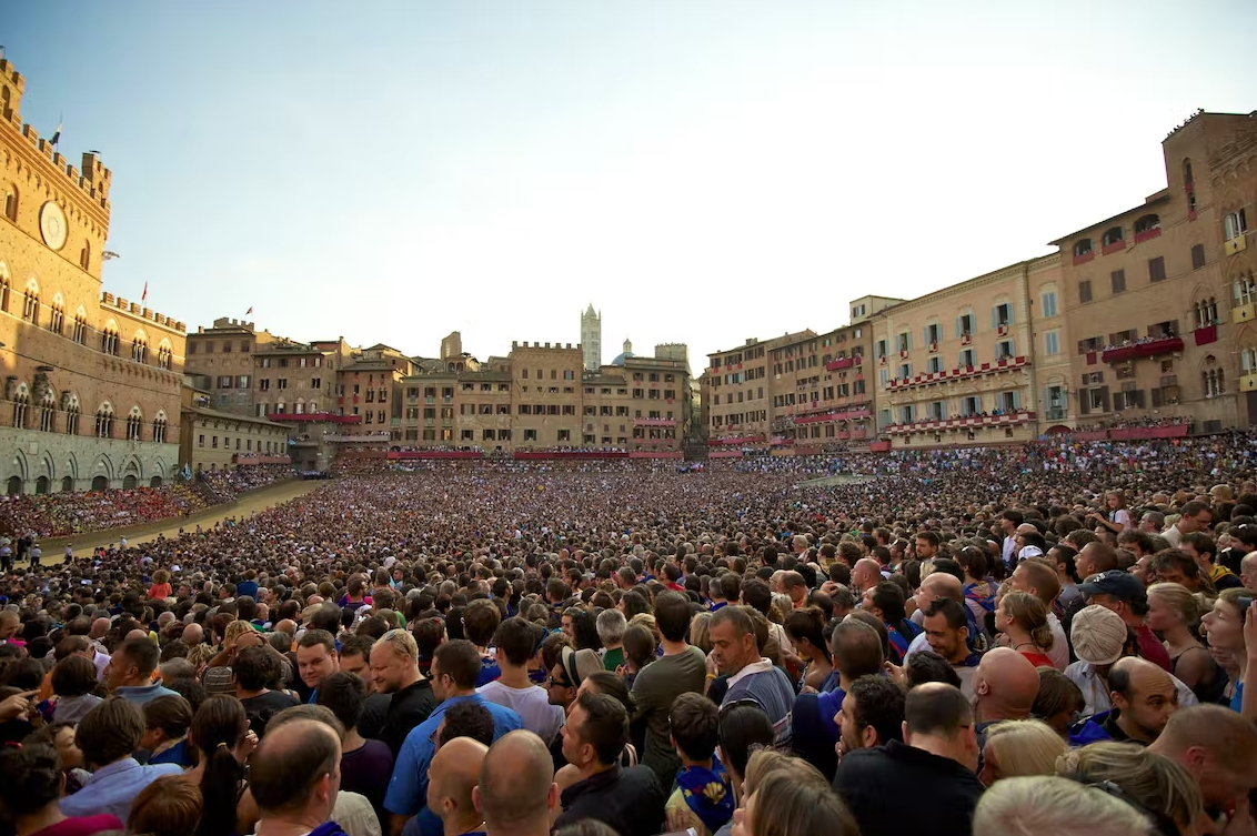 Piazza Del Campo fill with crowds
